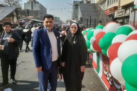 حضورخانوادگی مدیرمسئول ودبیرپایگاه خبری نشاط وزندگی در راهپیمایی ۲۲ بهمن