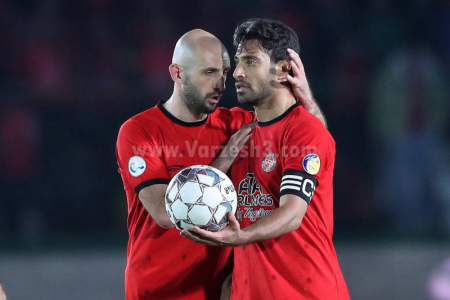 مادرم خط قرمزم است، هیچکس جلوی شعارها را نگرفت؛ حرف‌های متفاوت شجاع خطاب به سیدحسین و استقلالی‌ها!  بعد از ۴۸ ساعت خبرساز کاپیتان تیم تراکتور در مورد درگیری جنجالی بازی استقلال صحبت کرد. حرف‌های متفاوت شجاع خطاب به سیدحسین و استقلالی‌ها!  به گزارش “ورزش سه”، شجاع خلیل‌زاده کاپیتان تیم تراکتور و مدافع تیم ملی ایران بعد از دیدار با استقلال در کانون توجهات قرار داشته و باوجود مصاحبه انجام شده در میکسدزون، همچنان در خصوص این دیدار مورد سوال قرار می‌گیرد.  شجاع در گفتگویی که با خبرنگار ما انجام داده، در خصوص اتفاقات این بازی و به خصوص درگیری با سیدحسین حسینی صحبت کرده و در این خصوص توضیحات کاملی را به زبان می‌آورد.